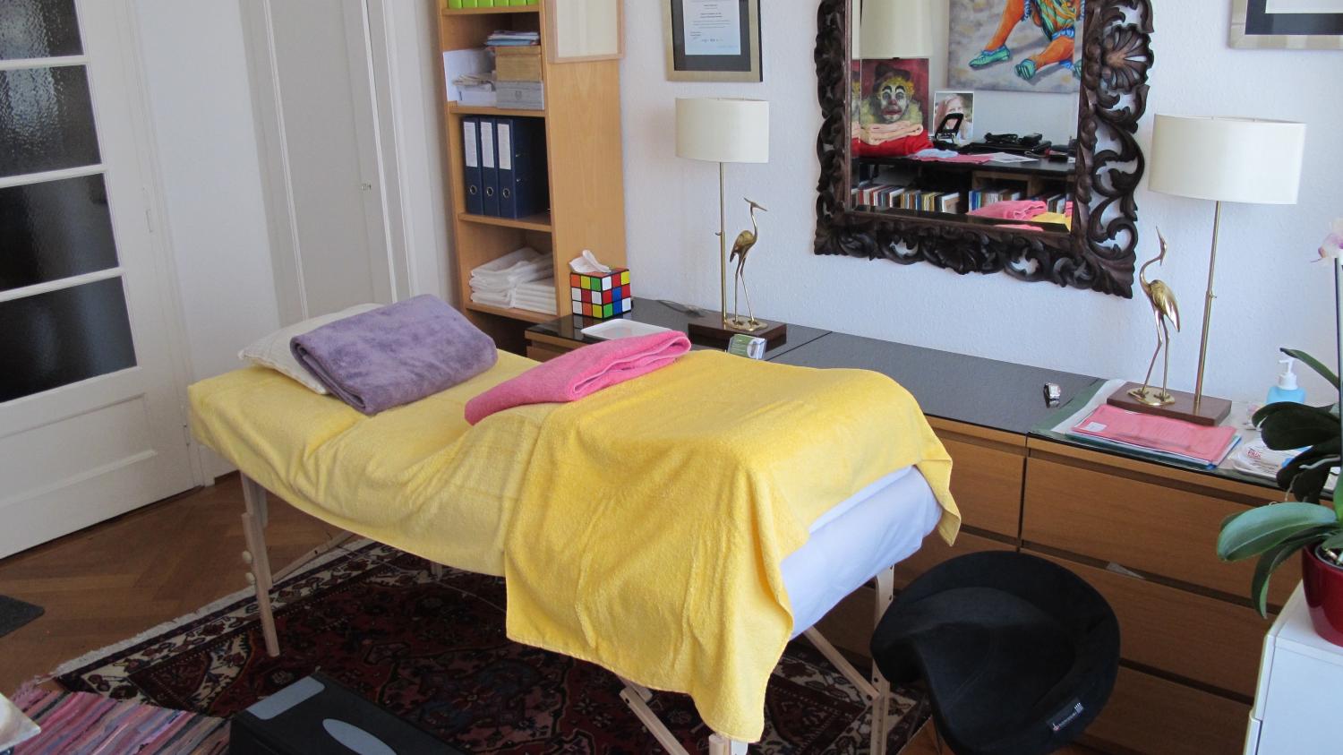 Table de massage avec coussin veineux dans cabinet